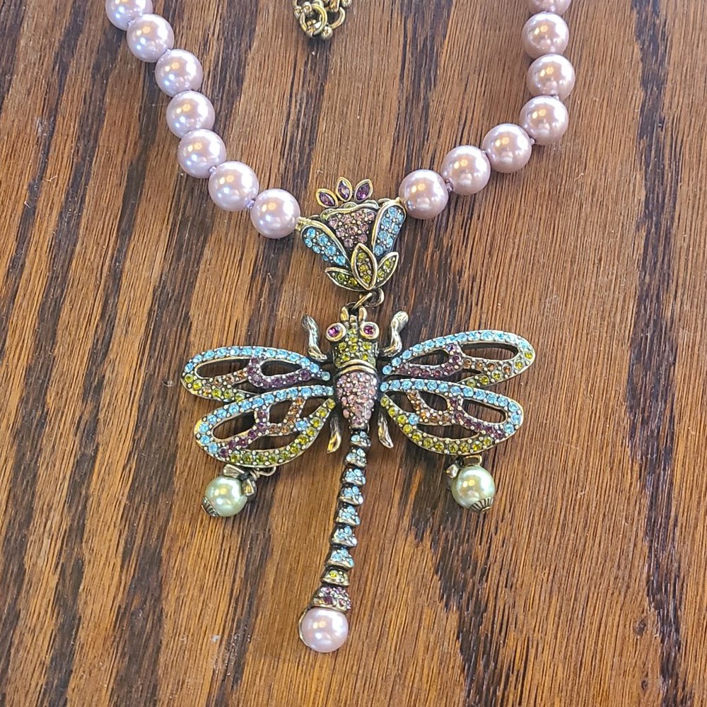 Pick pearl necklace